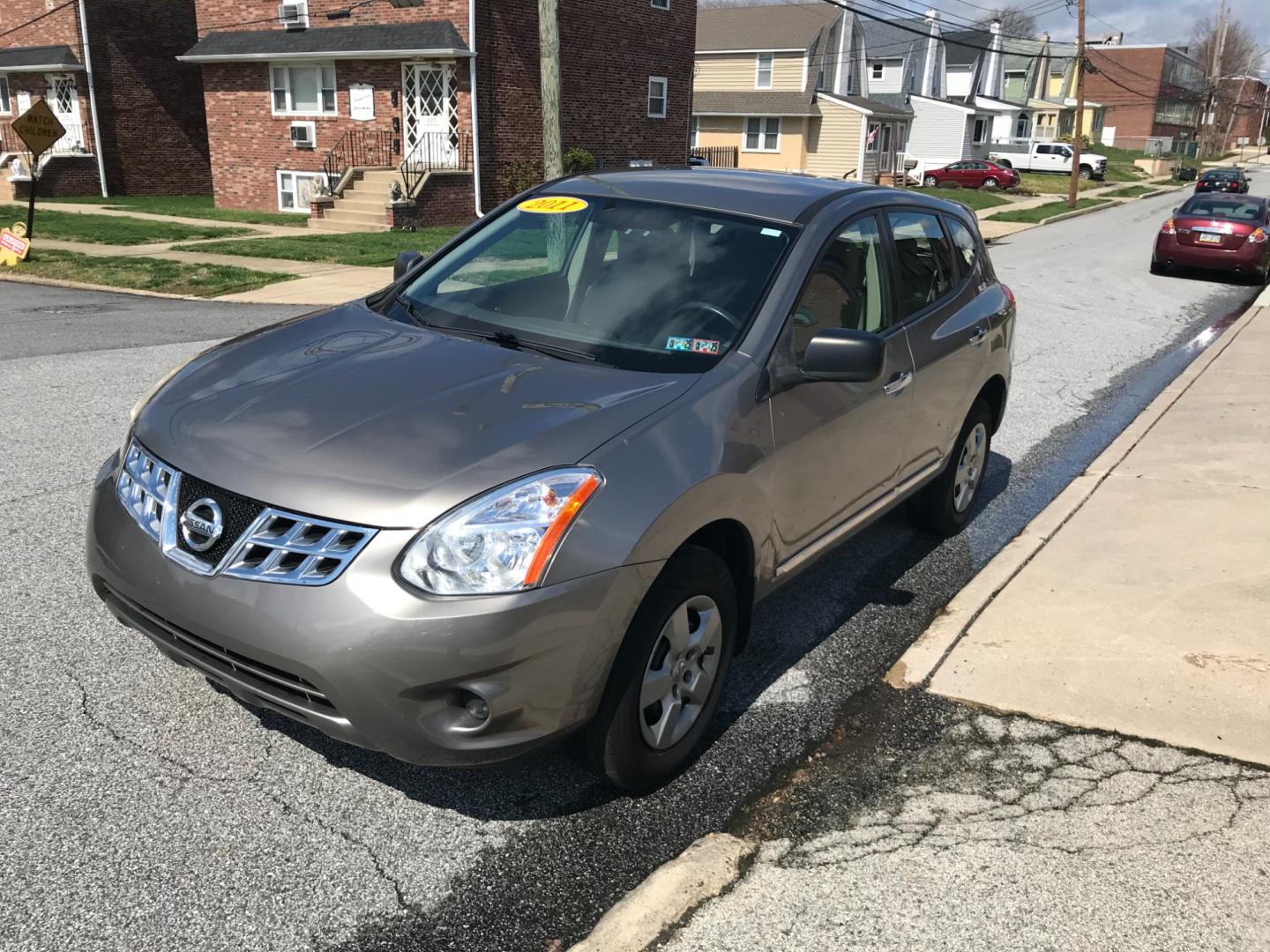 2011 Gray /Gray Nissan Rogue S (JN8AS5MV9BW) with an 2.5 V4 engine, Automatic transmission, located at 577 Chester Pike, Prospect Park, PA, 19076, (610) 237-1015, 39.886154, -75.302338 - Photo#3